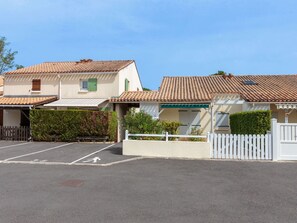 Vélo, Roue, Ciel, Propriété, Table, Bâtiment, Fenêtre, Porte
