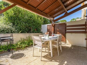 Nuage, Ciel, Table, Propriété, Jour, Vaisselle, Meubles, Plante, Aliments, Bleu Azur