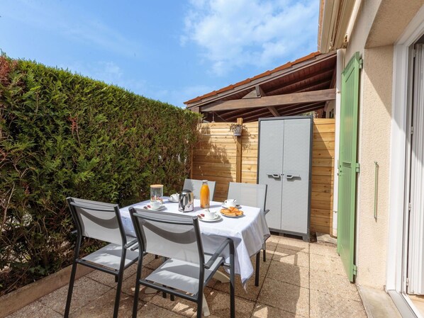 Vélo, Roue, Ciel, Propriété, Table, Bâtiment, Fenêtre, Porte