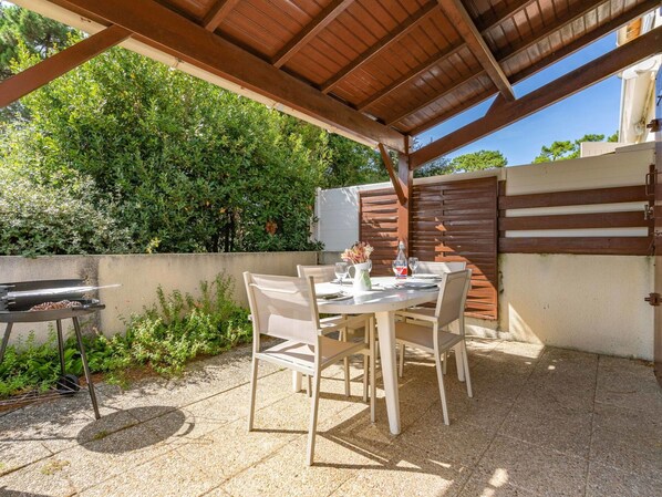 Cloud, Sky, Table, Property, Daytime, Tableware, Furniture, Plant, Food, Azure