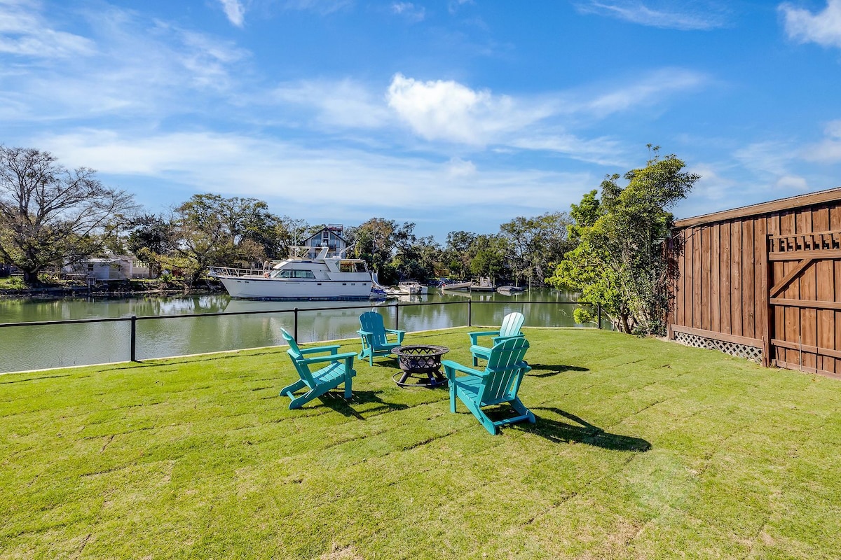 NEW Waterfront Retreat- Newly renovated, king beds, ping pong table, great views