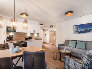 Tabelle, Eigentum, Möbel, Cabinetry, Countertop, Holz, Stuhl, Interior Design, Flooring, Fussboden