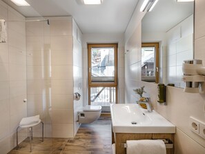 Zapfhahn, Armatur, Eigentum, Spiegel, Badewanne, Sinken, Holz, Interior Design, Badezimmerschrank, Badezimmer