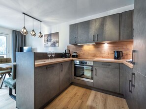 Cabinetry, Countertop, Möbel, Sinken, Spüle, Herd, Fenster, Zapfhahn, Küche, Holz