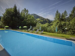 Wasser, Pflanze, Himmel, Schwimmbad, Azurblau, Baum, Schatten, Wolke, Gebäude, Rechteck