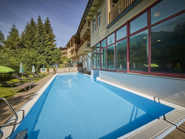 Wasser, Pflanze, Eigentum, Schwimmbad, Himmel, Gebäude, Azurblau, Schatten, Fenster, Freizeit