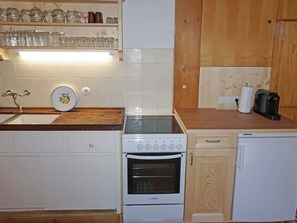 Cabinetry, Propriété, Comptoir, Cuisinière, Appareil De Cuisine, Evier, Électroménager, Cuisine, Design Intérieur, Bois
