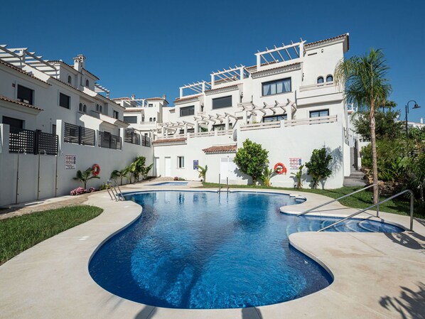 L'Eau, Ciel, Plante, Bâtiment, Piscine, Bleu Azur, Fenêtre, Arbre, Condominium, Loisir