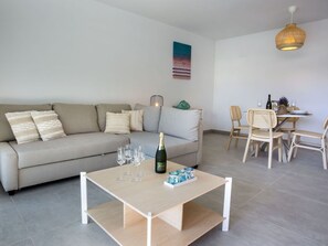 Tabelle, Couch, Möbel, Eigentum, Azurblau, Wohnzimmer, Beleuchtung, Interior Design, Studio Couch