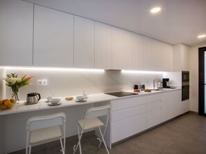 Countertop, Cabinetry, Küche, Interior Design, Pflanze, Flooring, Fussboden, Holz, Linie, Tabelle