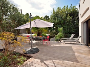 Plante, Meubles, Ciel, Nuage, Parapluie, Ombre, Table, Mobilier De Jardin, Bâtiment, Arbre