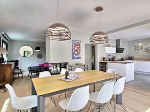 Table, Meubles, Chaise, Éclairage, Bois, Design Intérieur, Cuisine, Table Cuisine Et Salle A Manger, Sol, Salon