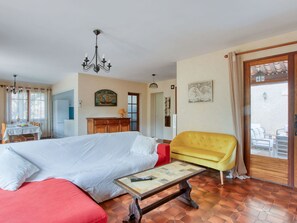 Picture Frame, Furniture, Building, Comfort, Wood, Lighting, Interior Design, Living Room, Flooring, Floor