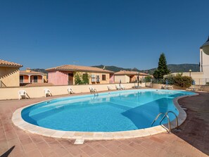 Water, Sky, Building, Azure, Swimming Pool, Leisure, Tree, Composite Material, Aqua, Shade