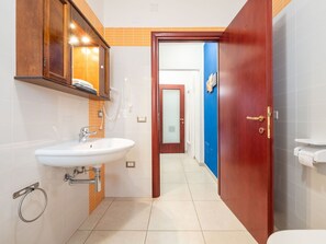 Miroir, Évier, Robinet, Propriété, Luminaire Plomberie, Lavabo, Bâtiment, Salle De Bains, Porte, Design Intérieur
