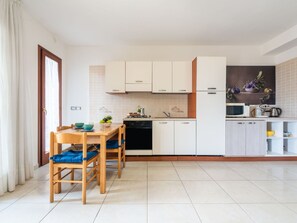 Cabinetry, Countertop, Holz, Gebäude, Herd, Küchengerät, Küche, Fussboden, Haus, Vorhang