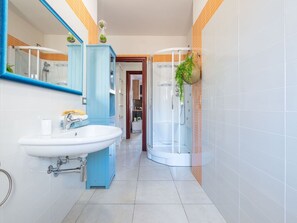 Mirror, Tap, Sink, Plumbing Fixture, Plant, Bathroom Sink, Building, Azure, Bathroom, Interior Design