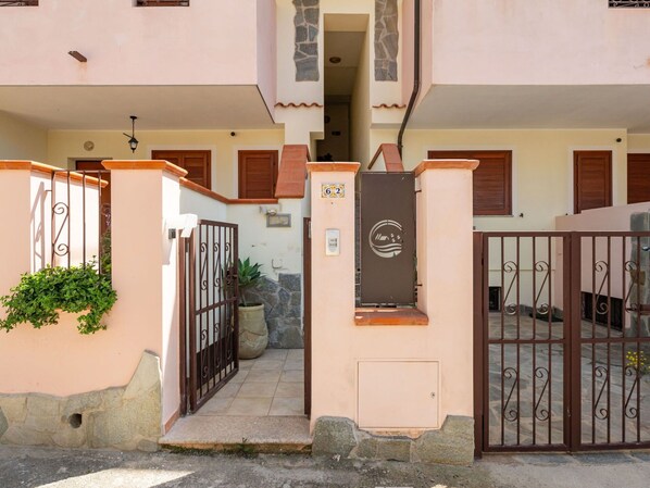 Plant, Building, Wood, House, Neighbourhood, Window, Door, Facade, Real Estate