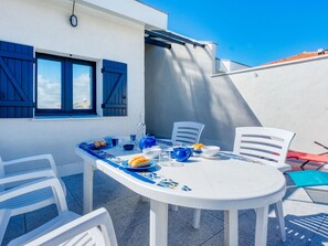Table, Meubles, Propriété, Bâtiment, Fenêtre, Bleu, Chaise, Bleu Azur, Ciel, Mobilier De Jardin