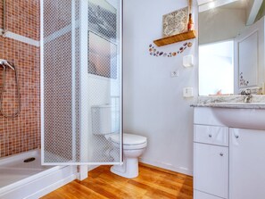Miroir, Propriété, Évier, Luminaire Plomberie, Salle De Bains, Violet, Design Intérieur, Sol, Armoire De Toilette