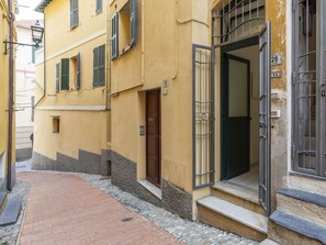 Fenêtre, Bâtiment, Bois, Façade, Surface De La Route, Design Urbain, Teintes Et Ombres, Ville, Porte