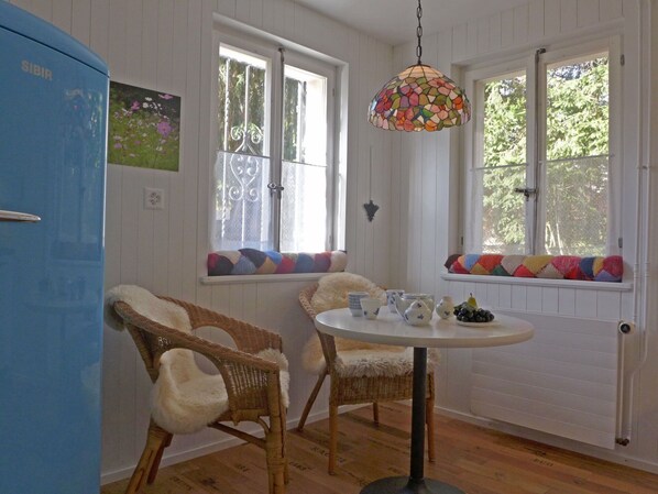 Meubles, Propriété, Fenêtre, Table, Vert, Bois, Design Intérieur, Ombre, Éclairage, Chaise