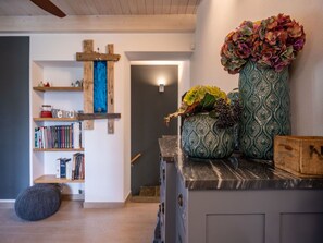 Möbel, Eigentum, Regal, Pflanze, Regale, Holz, Cabinetry, Interior Design, Fussboden, Wohnzimmer