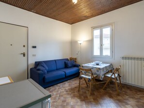 Table, Couch, Furniture, Property, Building, Window, Wood, House, Interior Design, Comfort