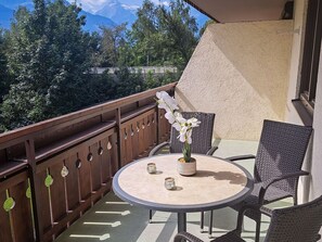 Table, Furniture, Property, Daytime, Chair, Wood, Sky, Tree, Interior Design, Architecture
