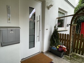 Plante, Bâtiment, Fleur, Pot De Fleur, Fenêtre, Plante D'Appartement, Porte, Design Intérieur, Maison, Bois