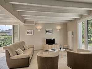 Furniture, Property, Couch, Shade, Living Room, Wood, Plant, Interior Design, Flooring, Table
