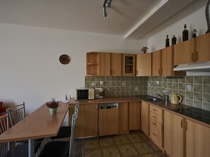 Cabinetry, Zapfhahn, Spüle, Countertop, Eigentum, Möbel, Sinken, Armatur, Holz, Gebäude