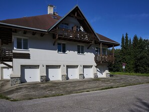 Himmel, Gebäude, Pflanze, Fenster, Haus, Grundstueck, Hütte, Baum, Tür, Fassade