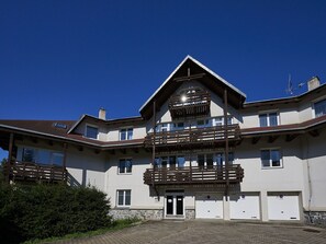 Himmel, Eigentum, Pflanze, Fenster, Gebäude, Urban Design, Grundeigentum, Fassade, Dach, Stadt