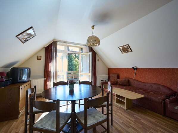 Tabelle, Möbel, Eigentum, Holz, Gebäude, Interior Design, Beleuchtung, Fenster, Stuhl, Flooring