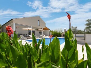 Cloud, Sky, Plant, Building, Vegetation, Land Lot, Grass, Terrestrial Plant, Leisure, Real Estate