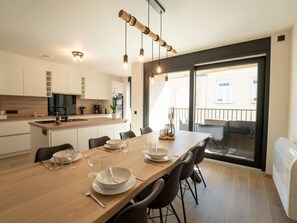 Tabelle, Möbel, Eigentum, Holz, Interior Design, Stuhl, Gebäude, Flooring, Küche, Fussboden