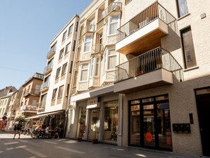 Gebäude, Eigentum, Fenster, Himmel, Urban Design, Nachbarschaft, Wohngebiet, Fassade, Tür, Grundeigentum