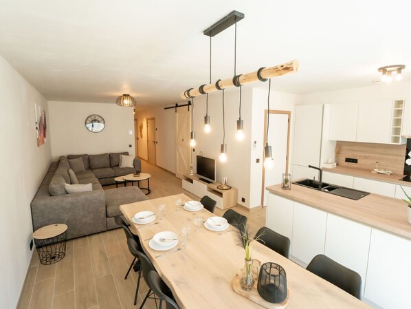 Tabelle, Eigentum, Möbel, Gebäude, Cabinetry, Interior Design, Stuhl, Holz, Fussboden, Lampe