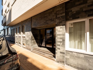 Bâtiment, Fenêtre, Voiture, Conception Automobile, Bois, Automotive Exterieur, Immobilier, Façade, Asphalte