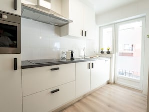 Cabinetry, Comptoir, Bâtiment, Appareil De Cuisine, Cuisinière, Cuisine, Bois, Sol, Design Intérieur, Sol