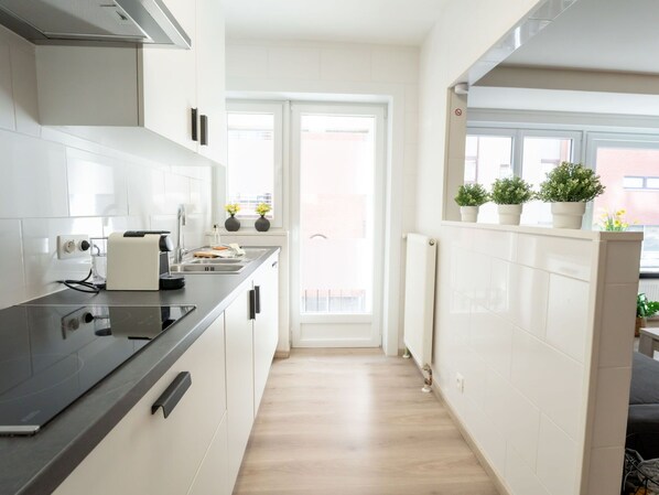 Cabinetry, Propriété, Plante, Fenêtre, Design Intérieur, Cuisinière, Bois, Architecture, Comptoir