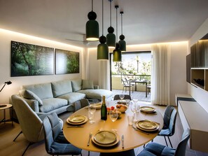 Tabelle, Möbel, Eigentum, Couch, Stuhl, Beleuchtung, Interior Design, Wohnzimmer, Lampe, Pflanze