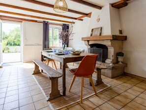 L'Eau, Ciel, Piscine, Plante, Bleu Azur, Bleu, Arbre, Mobilier De Jardin, Bâtiment, Ombre