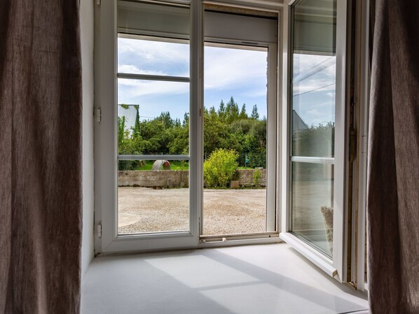 L'Eau, Ciel, Piscine, Plante, Bleu Azur, Bleu, Arbre, Mobilier De Jardin, Bâtiment, Ombre
