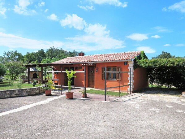 Agua, Cielo, Piscina, Planta, Azur, Azul, Árbol, Mueble Para Exteriores, Edificio, Sombra