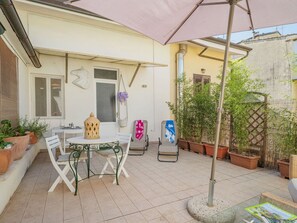 L'Eau, Ciel, Piscine, Plante, Bleu Azur, Bleu, Arbre, Mobilier De Jardin, Bâtiment, Ombre