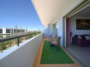 Tabelle, Möbel, Pflanze, Himmel, Eigentum, Stuhl, Gebäude, Wolke, Interior Design, Geschirr