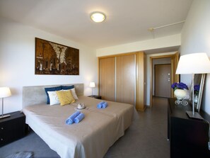 Tabelle, Möbel, Pflanze, Himmel, Eigentum, Stuhl, Gebäude, Wolke, Interior Design, Geschirr