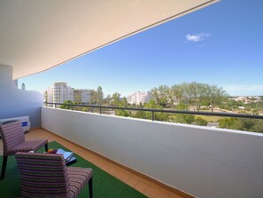 Tabelle, Möbel, Pflanze, Himmel, Eigentum, Stuhl, Gebäude, Wolke, Interior Design, Geschirr
